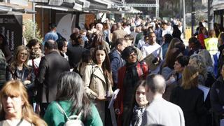 Cientos de jóvenes llenan la Feria del Empleo en el centro de València