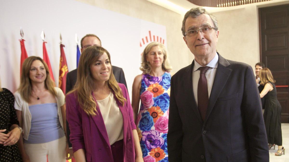 La ahora alcaldesa Rebeca Pérez mirando a su predecesor, José Ballestade, durante la presentación de los concejales en 2023.