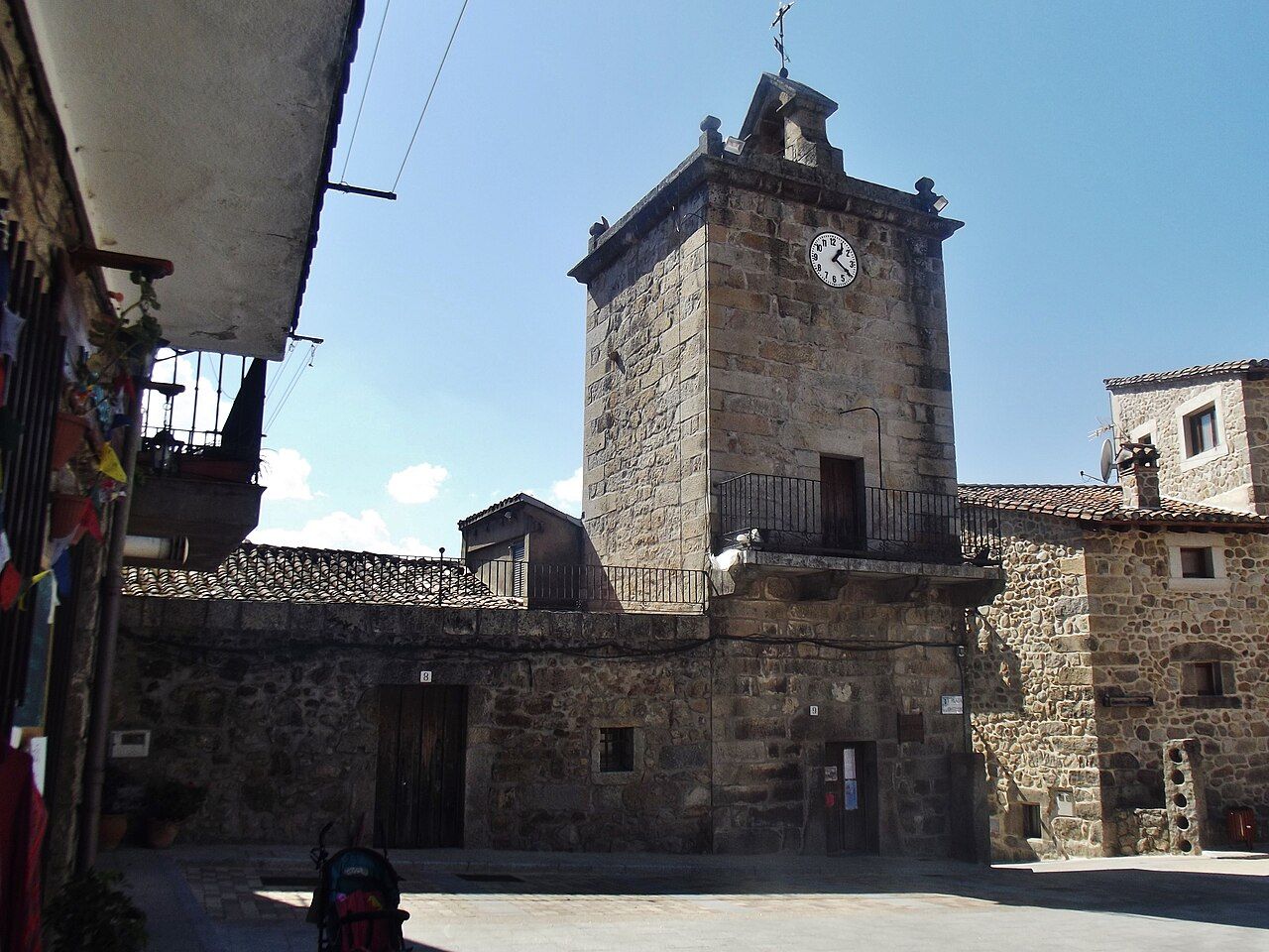 La Torre del Reloj en la plaza de la Constitución de Piedralaves
