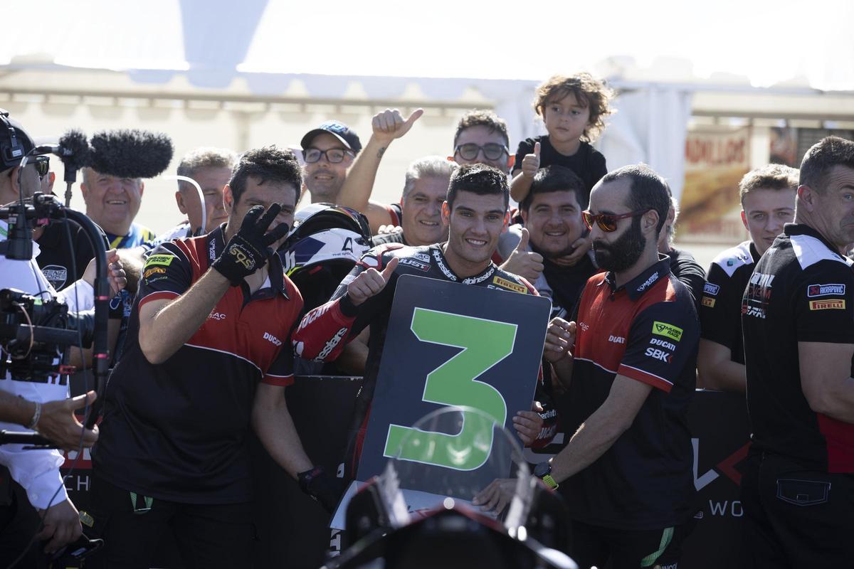 Navarro celebra el podio con sus compañeros de escudería.