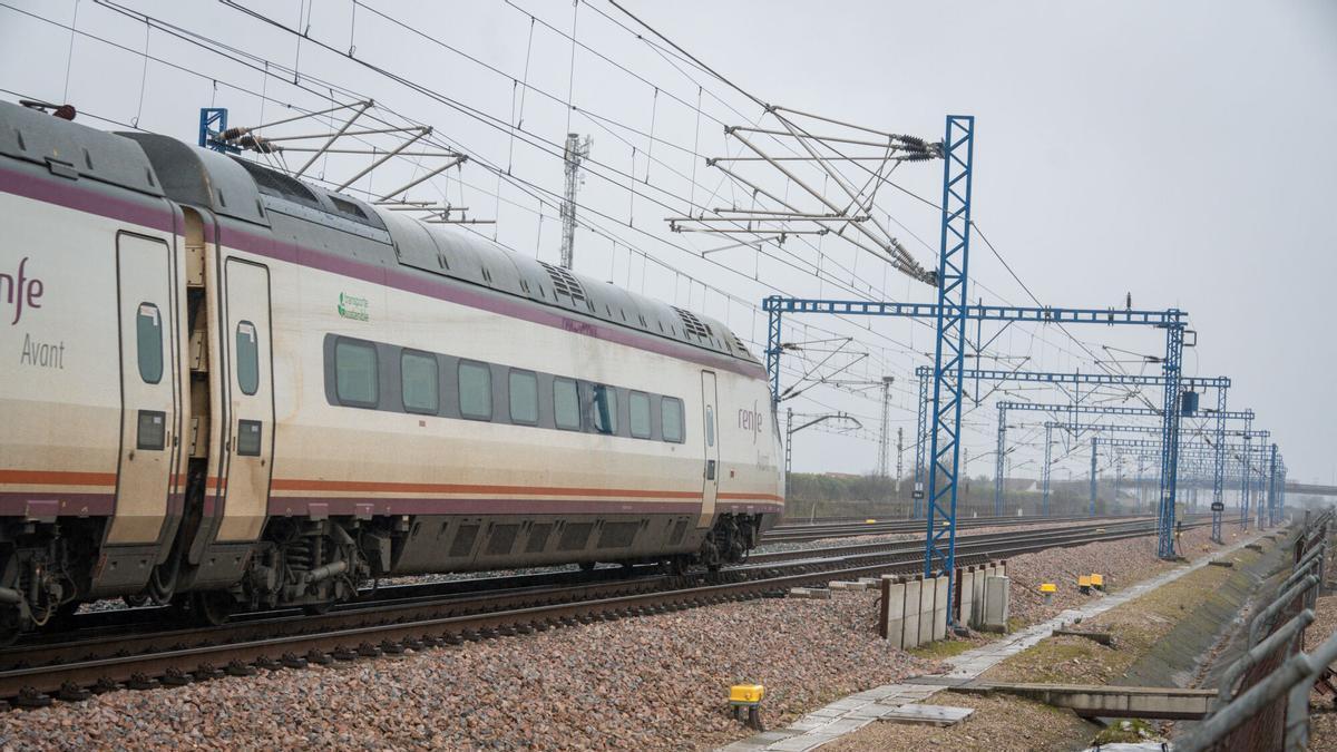 Un tren de la línea del tren de alta velocidad a su paso por Almodóvar del Río