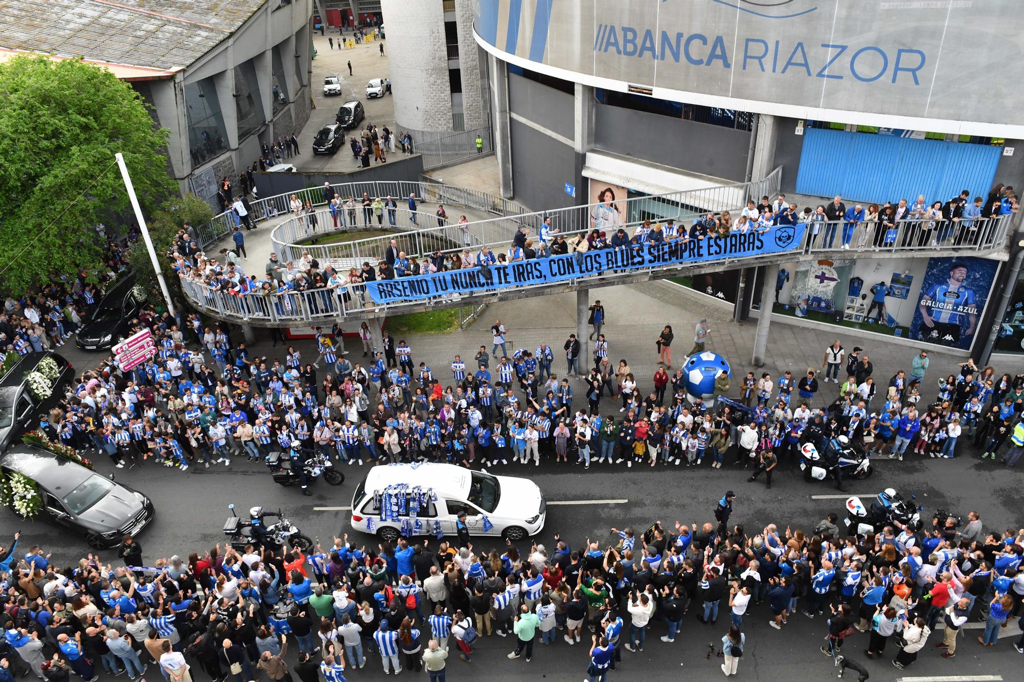 El deportivismo en masa da su último adiós a Arsenio Iglesias en Riazor