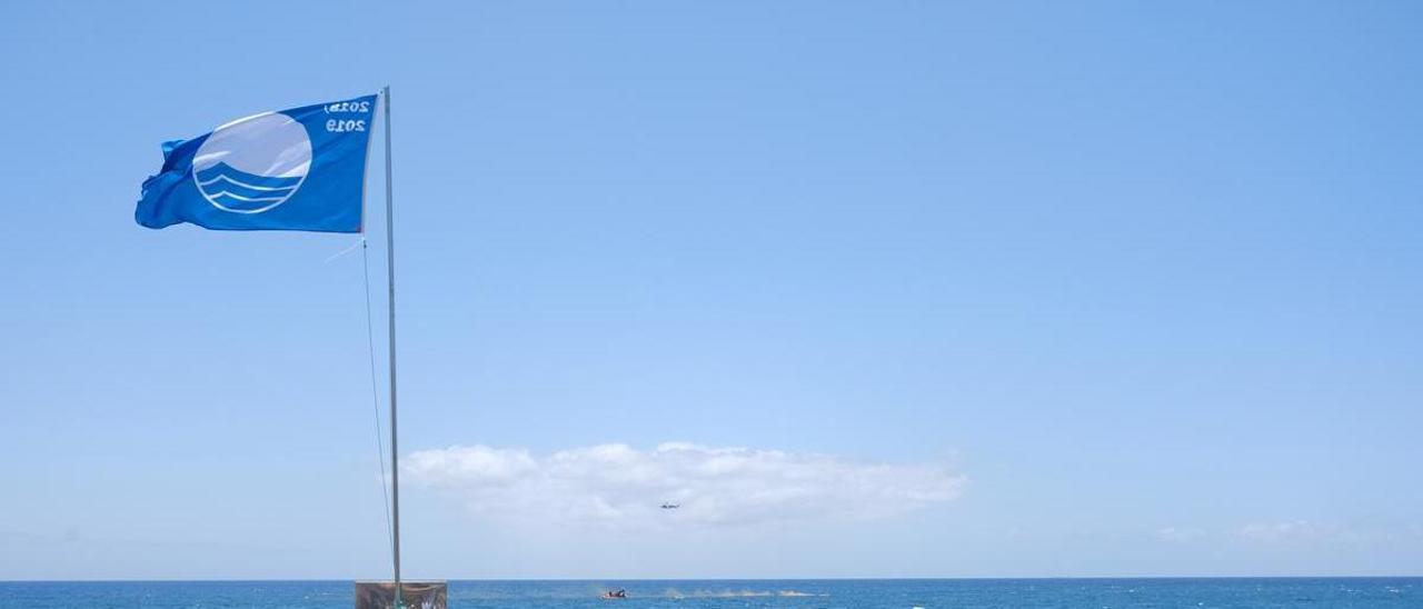 Bandera azul en la playa de San Agustín, en San Bartolomé de Tirajana