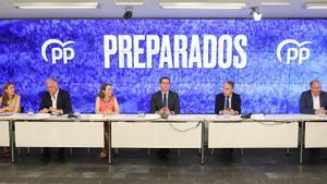 (I-D) La portavoz del PP, Cuca Gamarra; el presidente del PP, Alberto Núñez Feijóo y el coordinador General del PP, Elías Bendodo, durante la reunión del Comité Ejecutivo Nacional del Partido Popular, en la sede de Génova, a 26 de julio de 2022, en Madrid