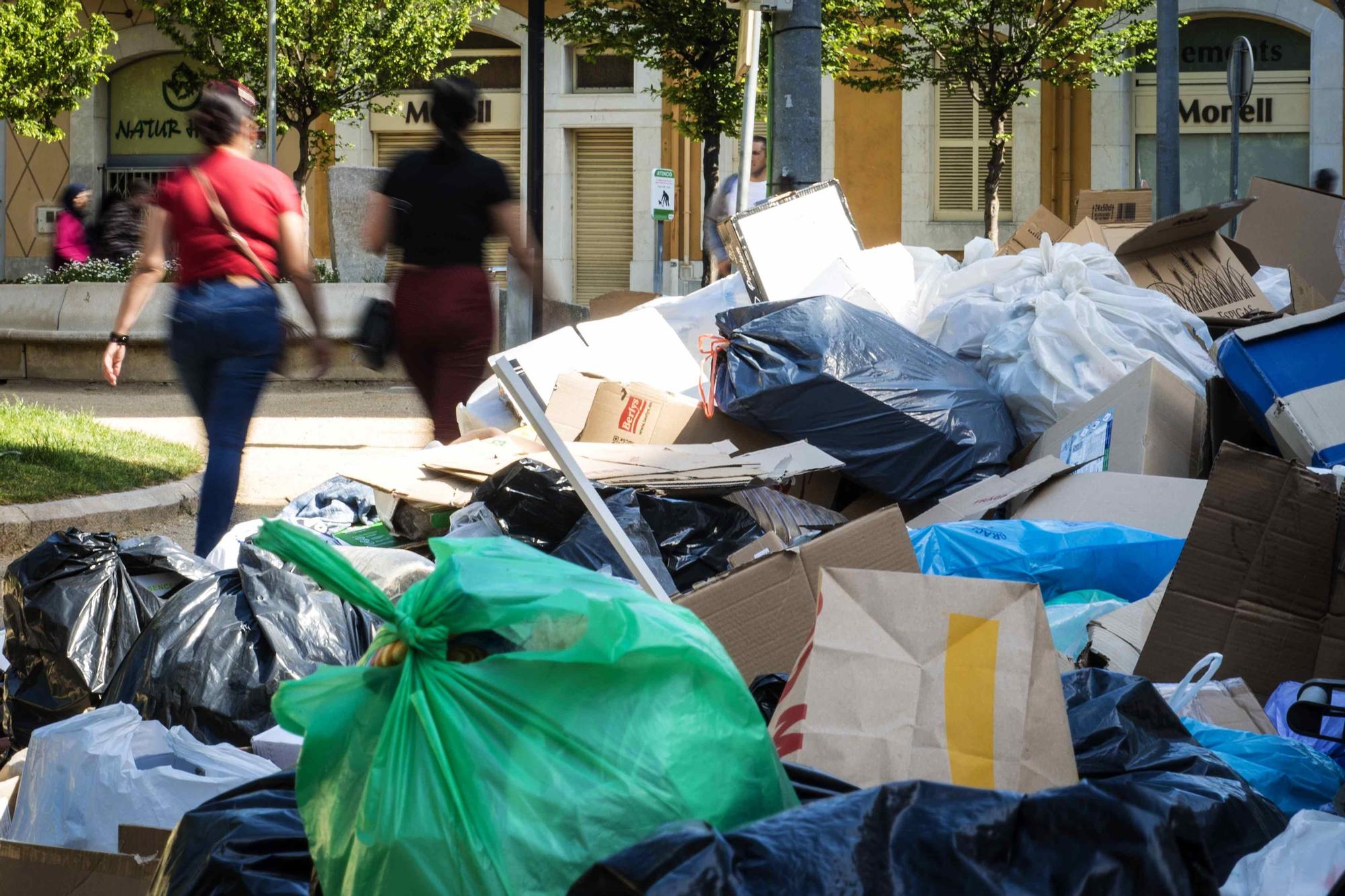 Estat dels carrers de Figueres per la vaga d'escombraries