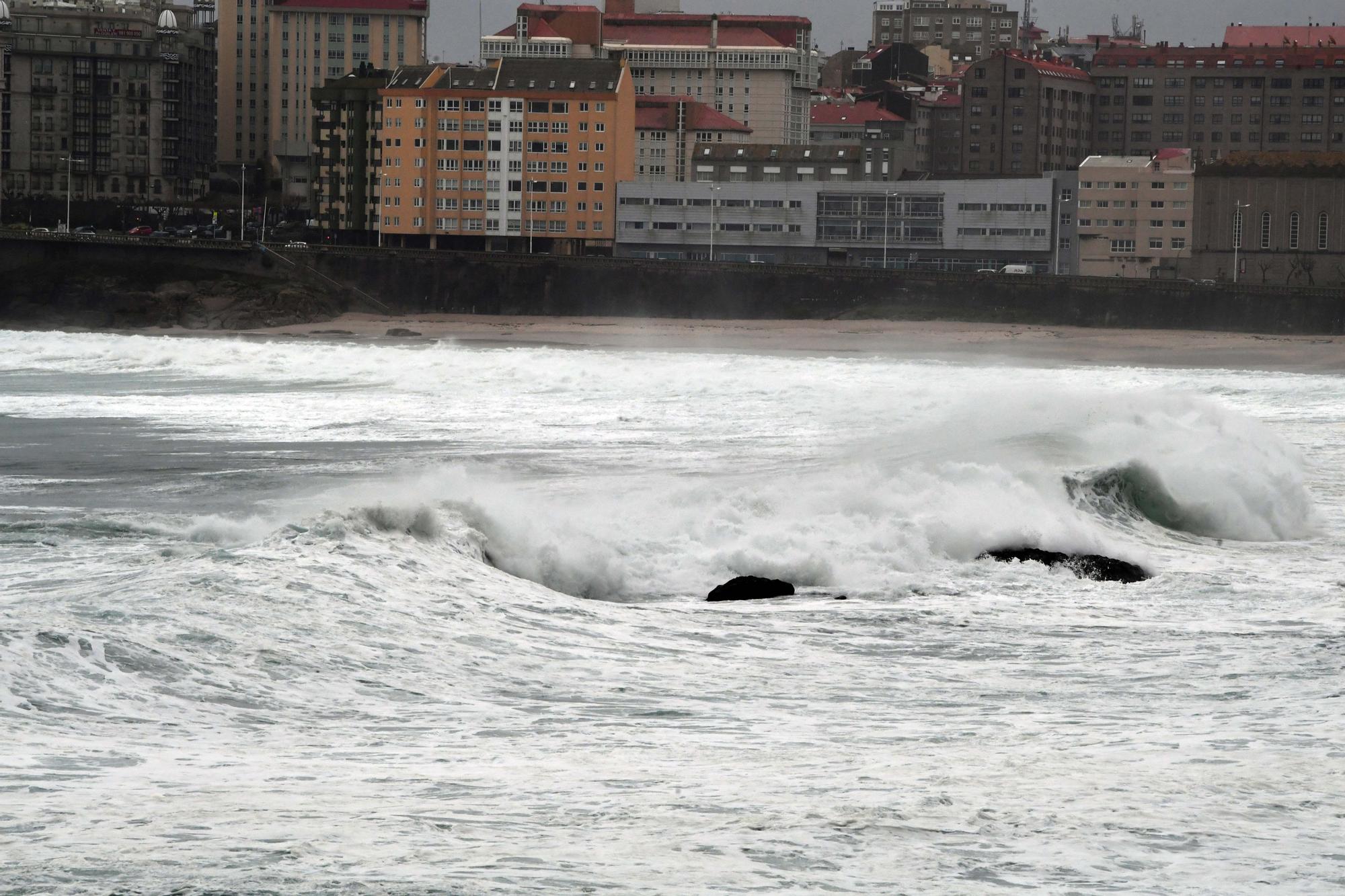 A Coruña se prepara para la alerta roja por olas de más de 8 metros