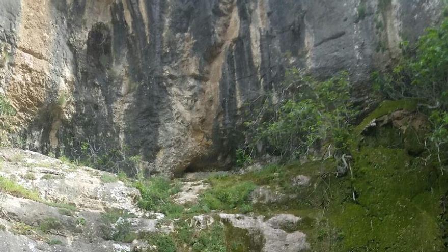 Los bomberos rescatan a un senderista que se rompió una pierna en el barranco del Infierno