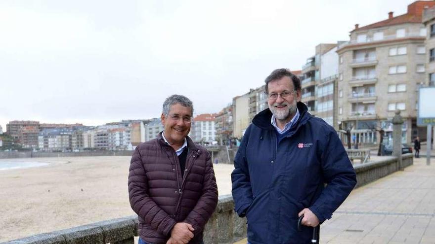 Mariano Rajoy camina ayer tarde por el paseo de Silgar acompañado de un primo suyo. // Gustavo Santos