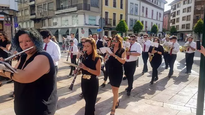 El Festival de Música toma las calles de Villaviciosa y llena el jardín de la Casa de los Hevia
