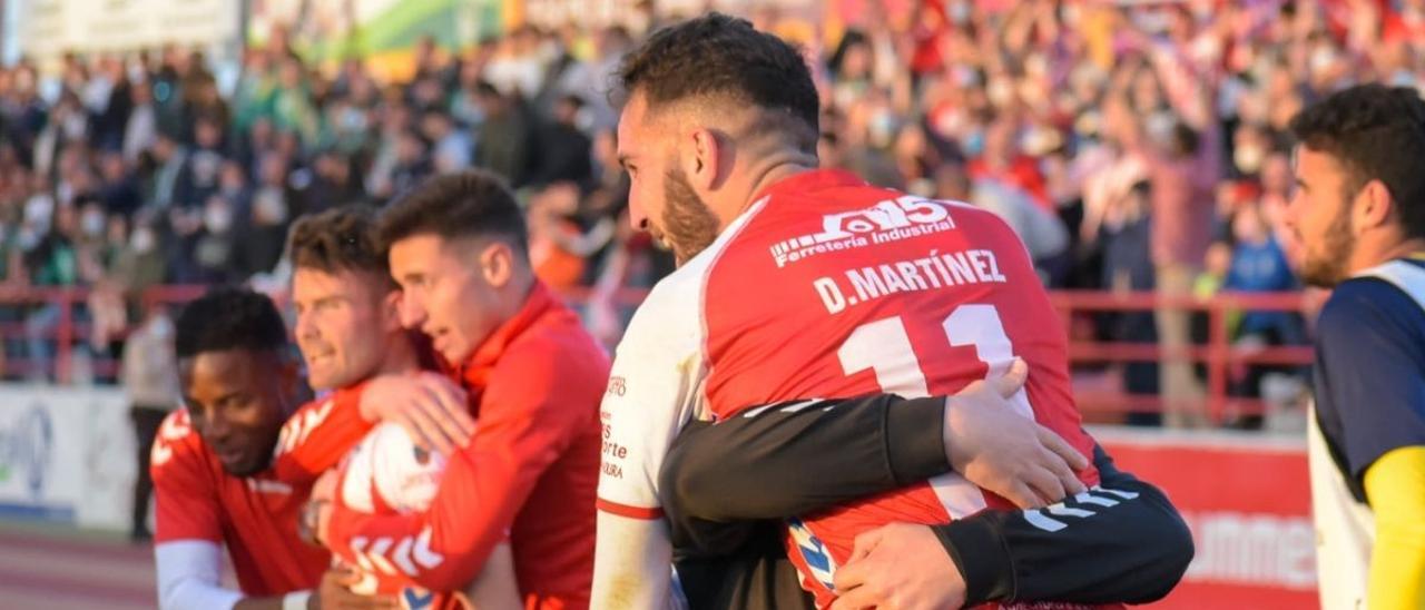 Dani Martínez celebra uno gol con el Don Benito.