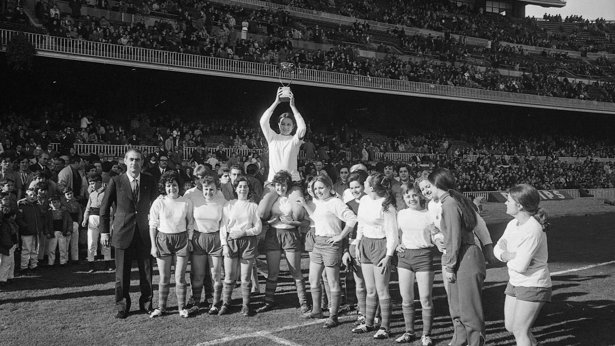 Inma Cabecerán muestra el trofeo que ganó el Barça femenino en su primer partido en Navidad de 1970 en el Camp Nou.