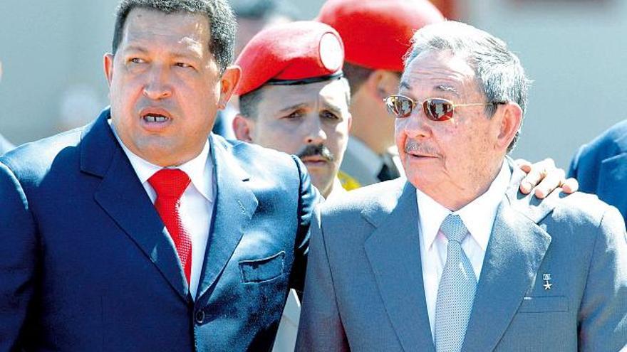 Hugo Chávez recibe a Raúl Castro, presidente de Cuba, en el aeropuerto de Caracas.