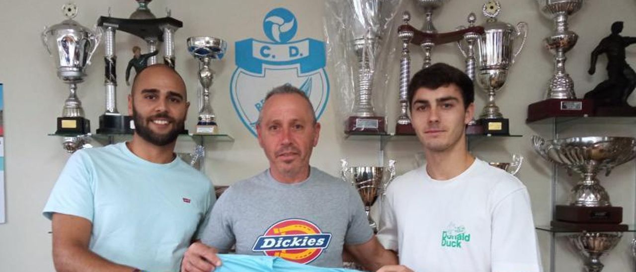 Álex Castro, Toñín Castro (presidente del Beluso) y Adrián Gil, en el club buenense. | // FDV