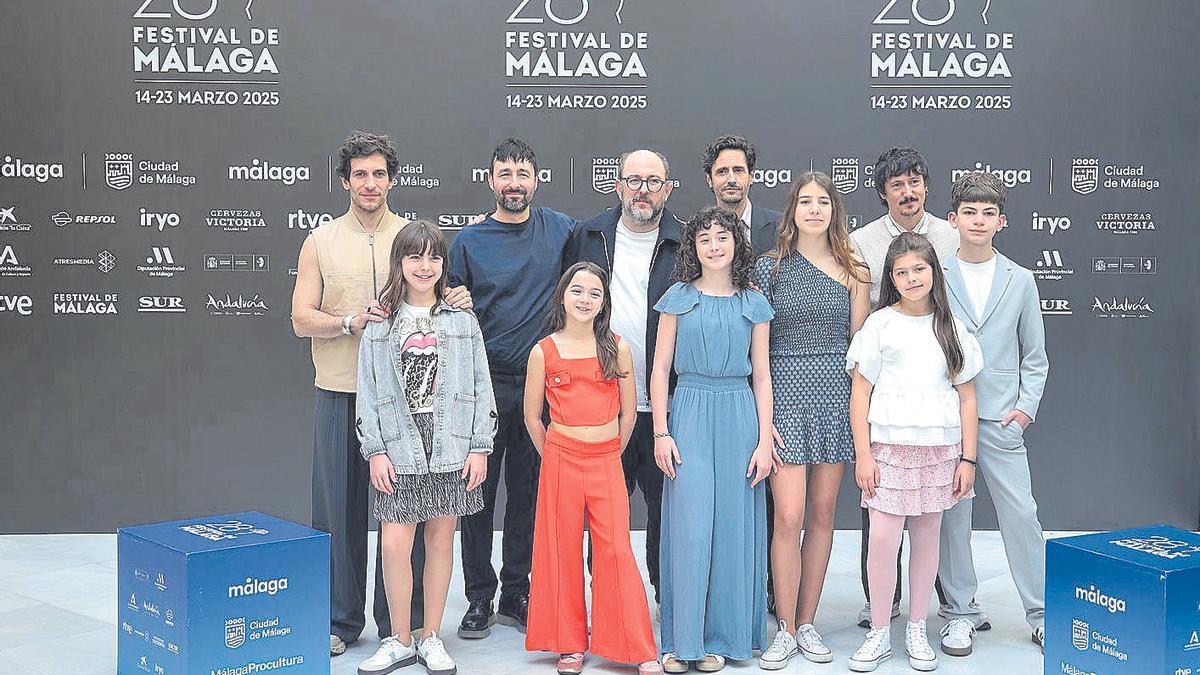 Borja Cobeaga, en el centro, junto al reparto de ‘Los aitas’, el pasado martes en el festival de Málaga.