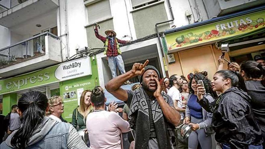 Protesta de Stop Desnonaments el miércoles para abortar el desahucio de una familia ordenada por un fondo buitre en Son Gotleu.