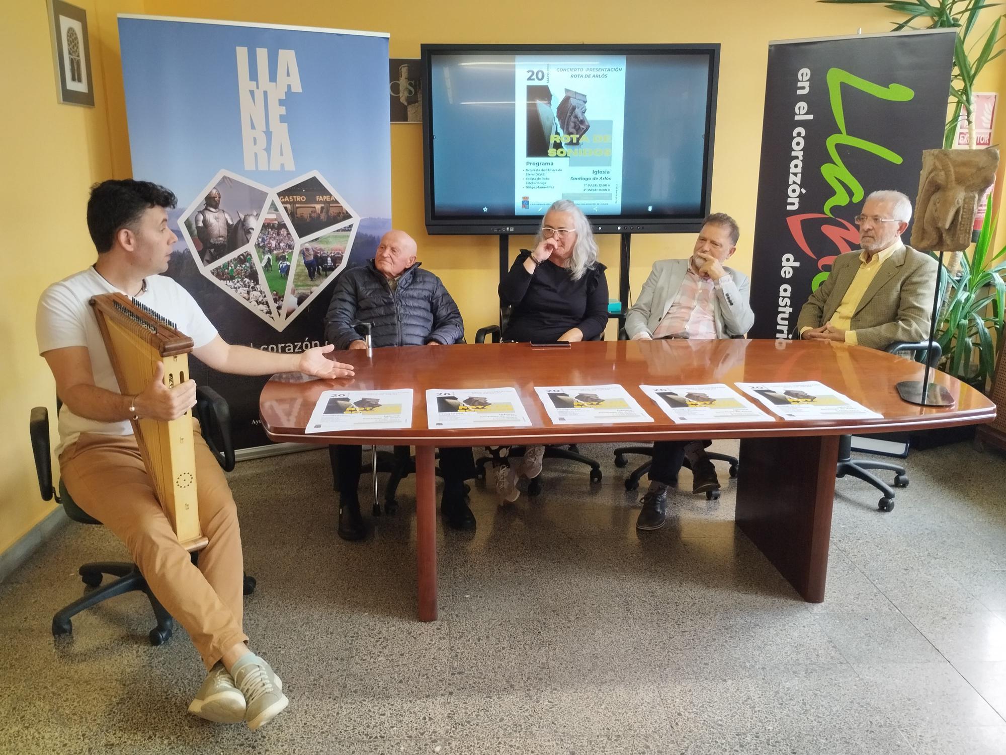 Llanera recrea el instrumento medieval que aparece en la cantería de la iglesia románica de Arlós: "Había un tesoro que no conocíamos"