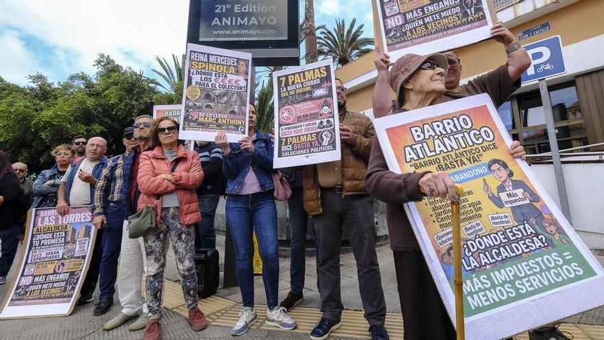 Protesta de asociaciones de vecinos ante el Ayuntamiento de Las Palmas de Gran Canaria