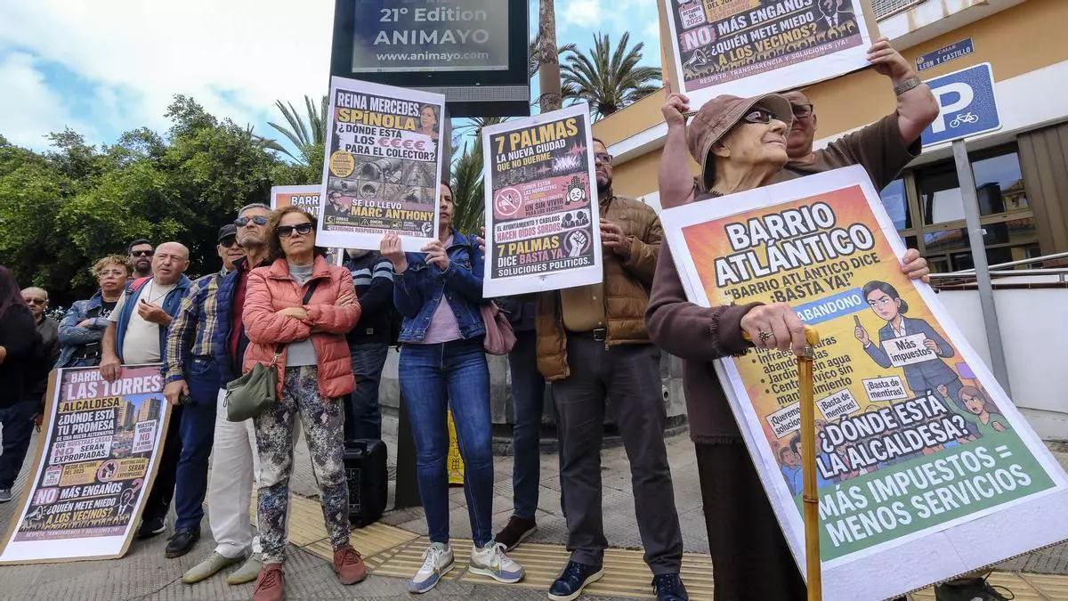 Protesta de asociaciones de vecinos ante el Ayuntamiento de Las Palmas de Gran Canaria