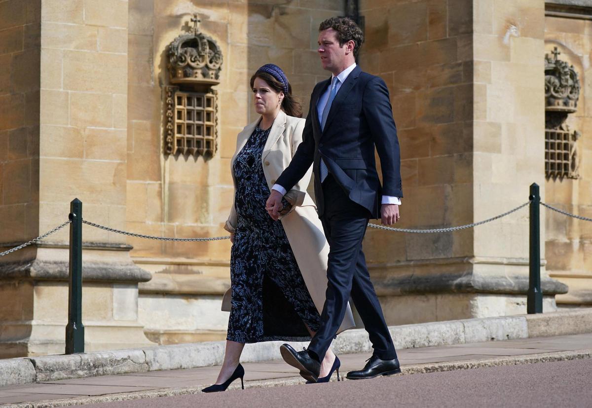 La familia real británica celebra la misa de Pascua en Windsor. En la imagen, la princesa Eugenia de York y su marido, Jack Brooksbank, a su llegada a la misa de Pascua.