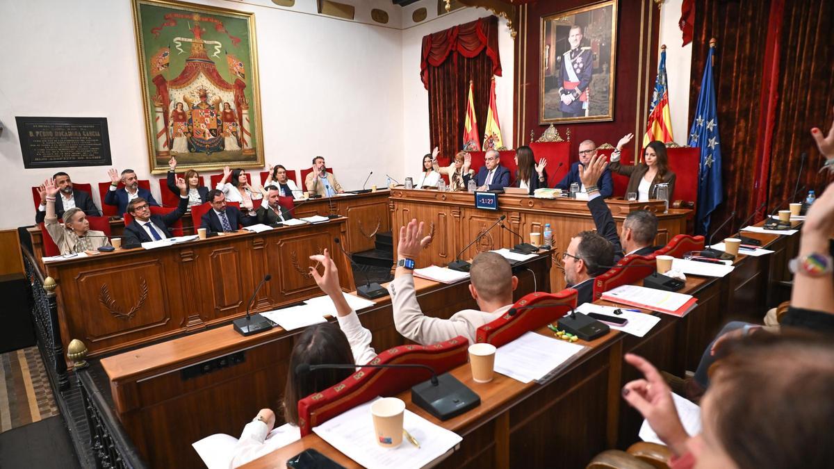 Hasta siete veces votaron al unísono los 27 concejales del Ayuntamiento de Elche este lunes