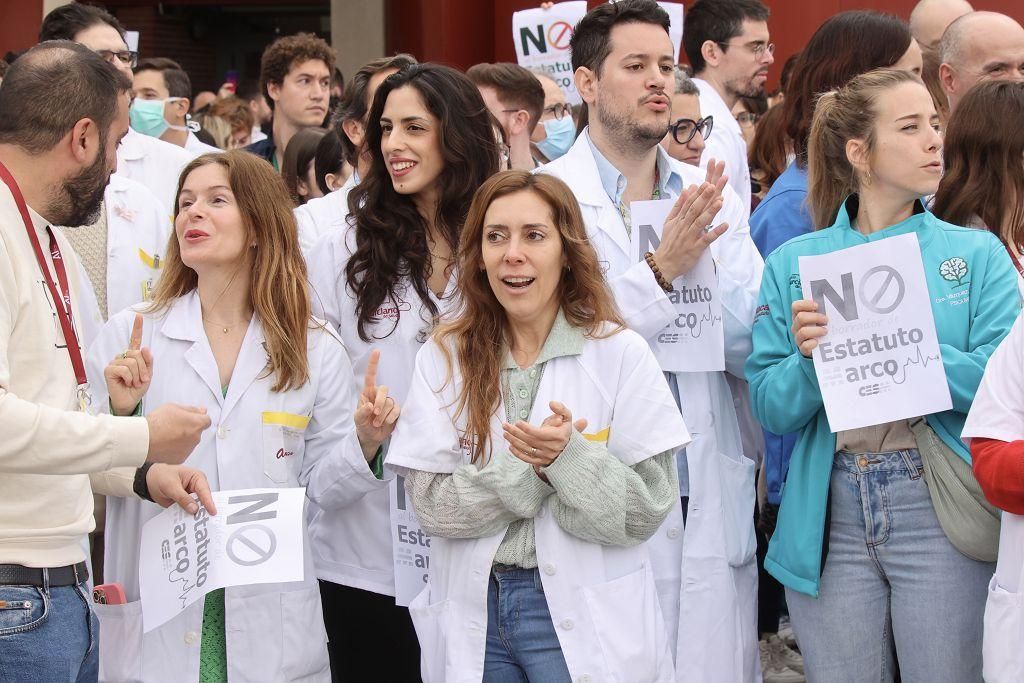 La protesta de los médicos contra el Estatuto Marco de Sanidad a las puertas de la Arrixaca, en imágenes