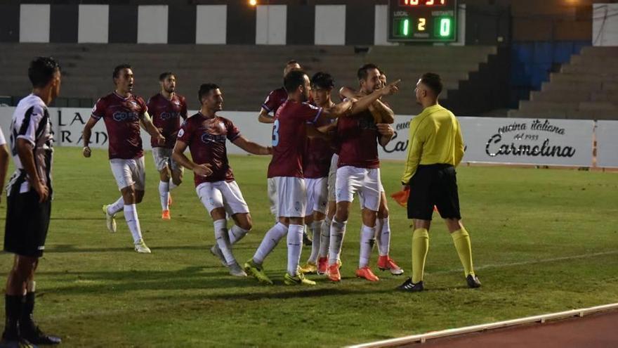 Varios jugadores celebran con Carlos Álvarez el triunfo ante el Talavera.