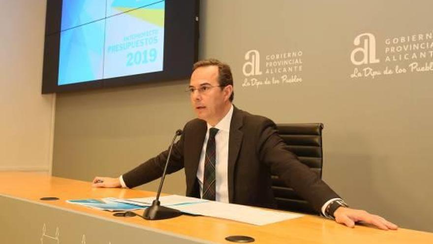 Carlos Castillo, ayer en solitario, presentó el proyecto de presupuestos de la Diputación de Alicante.