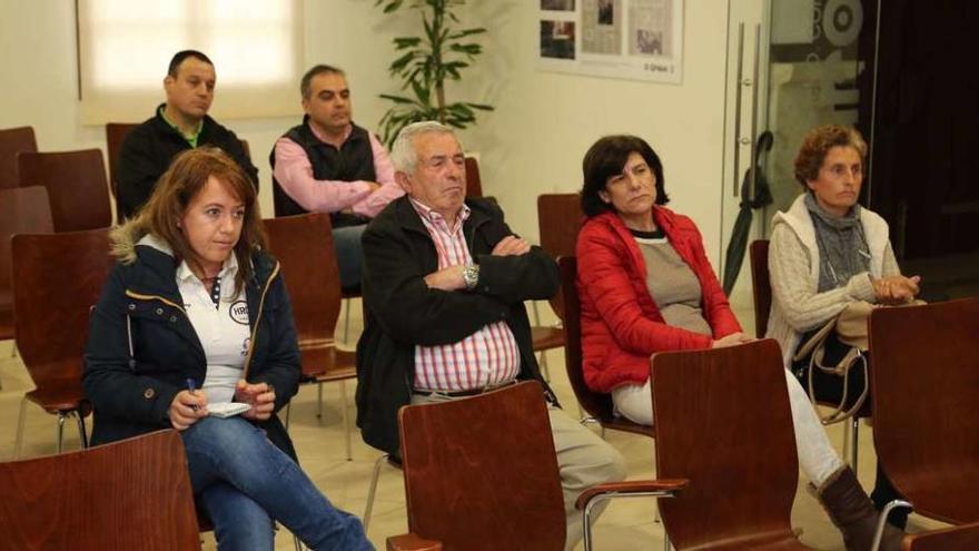 Representantes del sector hostelero grovense en la reunión del pasado miércoles. // Muñiz