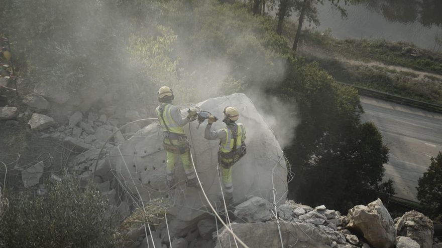 Piquen pedra per sanejar els blocs inestables del despreniment de Sant Pau, a Manresa