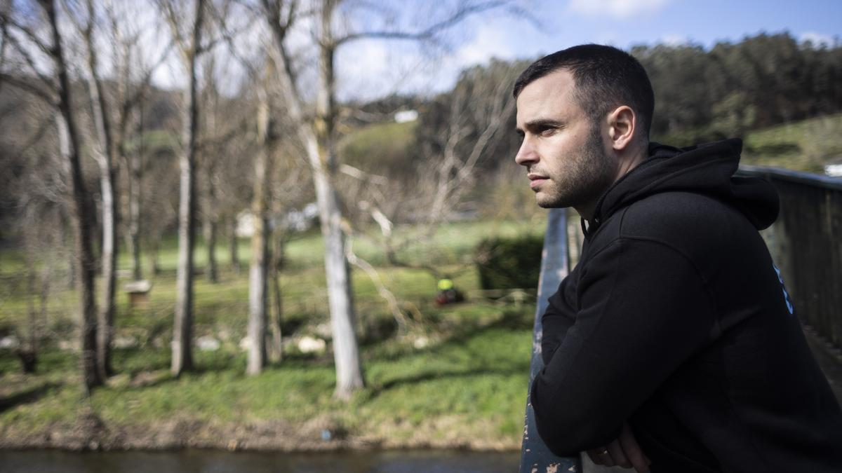 EL EMPRESARIO JOEL GARCIA EN UN PUENTE SOBRE EL EO EN SAN TIRSO DE ABRES