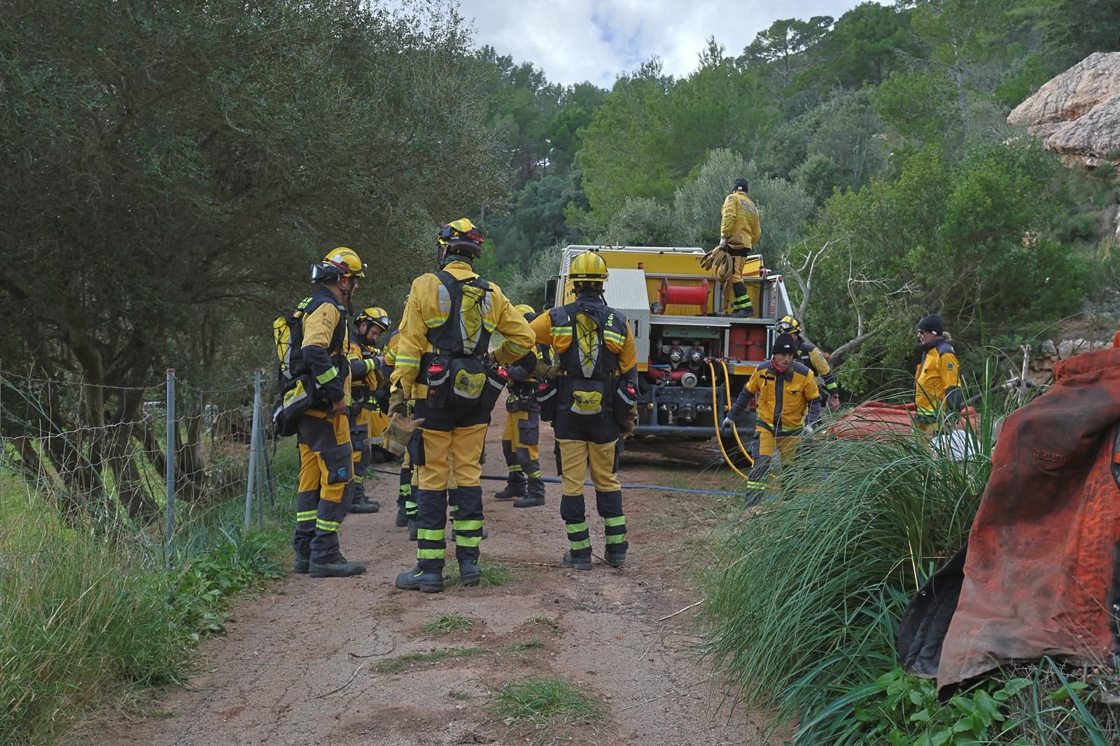FOTOS | Dan por controlado el incendio de Andratx