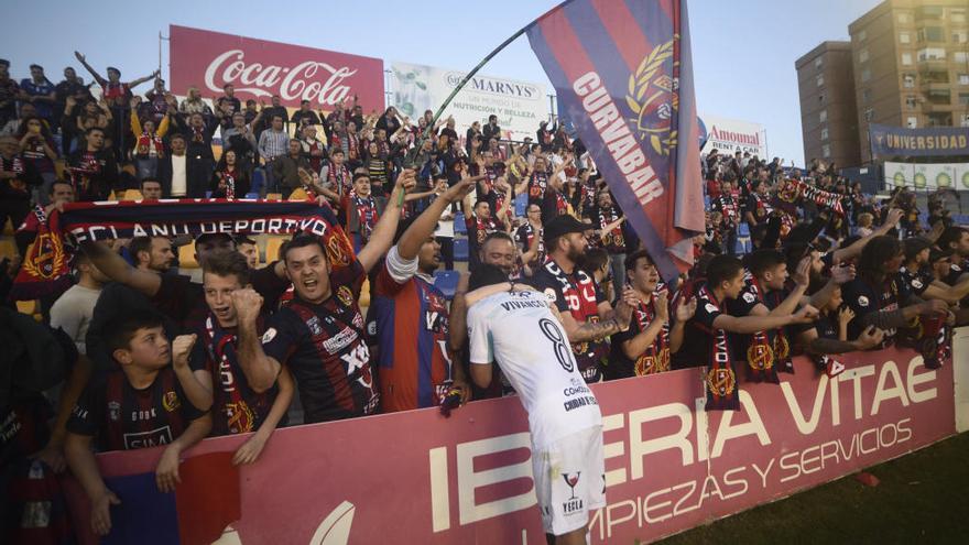 La afición del Yeclano desplazada a la capital de la Región de Murcia se funde con sus jugadores a pesar de la derrota contra el UCAM Murcia.