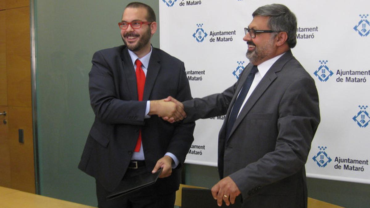 El nuevo alcalde de Mataró, David Bote (PSC), en el momento de escenificar el acuerdo de mandato con Joaquim Fernàndez (CiU), en junio de 2015.