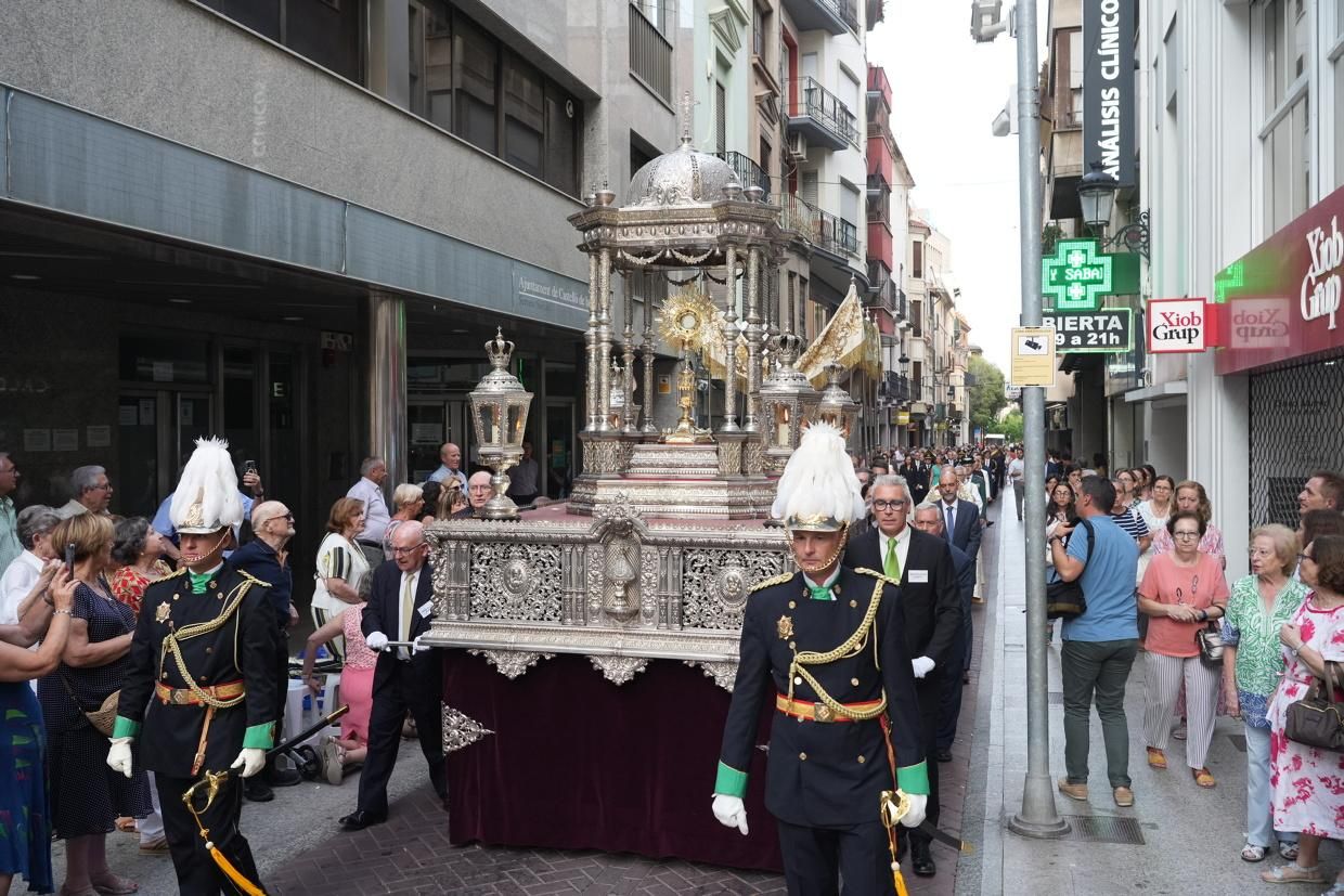 Castelló recibe con honores al Santísimo en la procesión del Corpus Christi