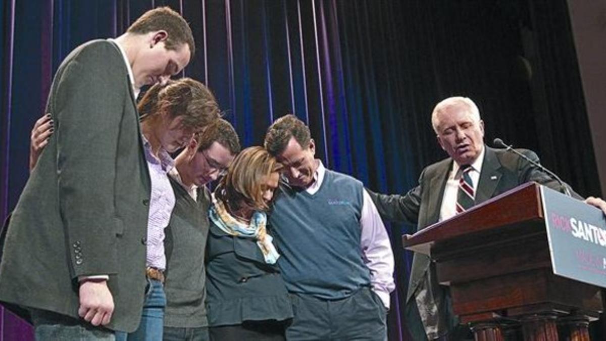 El ultraconservador Rick Santorum reza junto a su esposa, sus tres hijos y un pastor tras un mitin en la localidad de Cumming (Georgia).