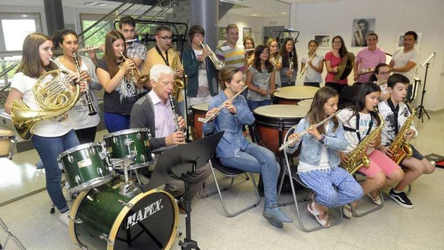 Integrantes de la banda Santiago de Arteixo durante un ensayo esta semana.