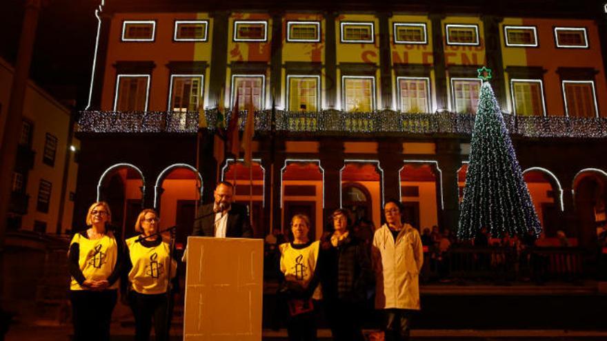 El concejal Jacinto Ortega y miembros de Amnistía Internacional durante el encendido.