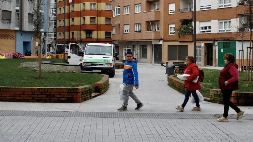 Viandantes caminan por uno de los espacios ya reformados de la ecomanzana  de La Calzada. | Marcos León