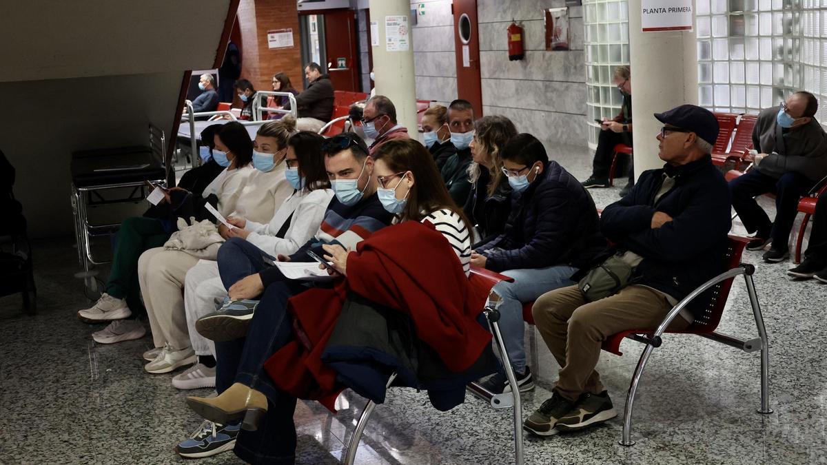 Pacientes en la sala de espera del Policlínico de la Arrixaca este martes.