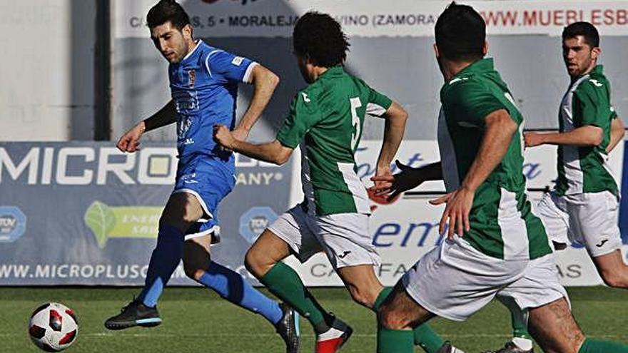 Noel avanza con el balón ante varios defensas del Betis.