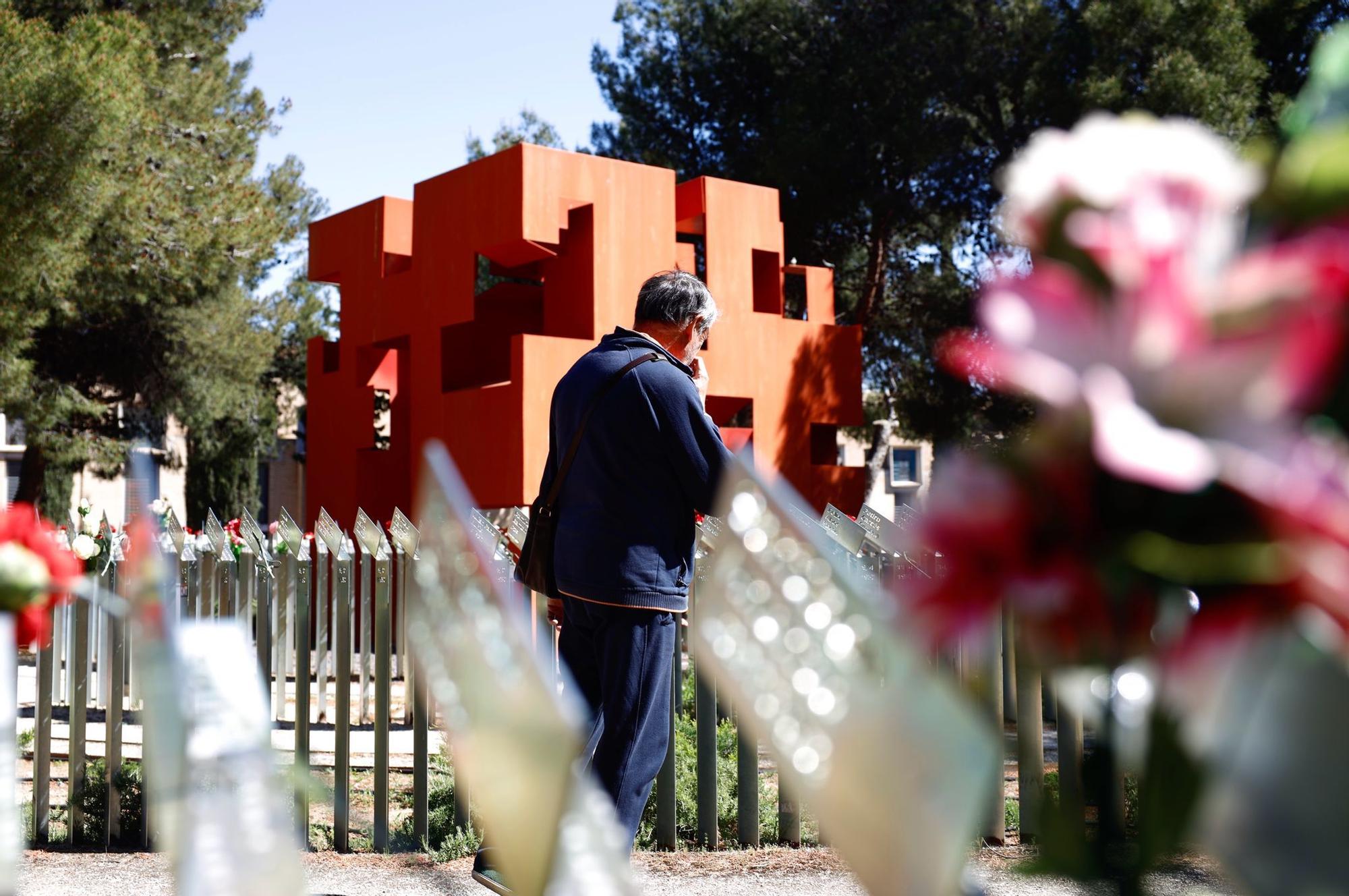 En imágenes | El cementerio de Torrero acoge un emotivo homenaje por el día de la República