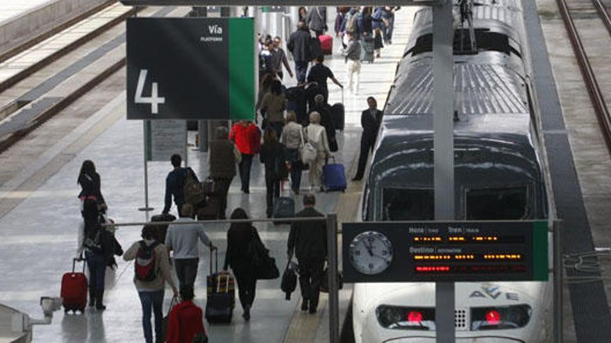 Dos de los enclaves más vigilados son el aeropuerto y la estación María Zambrano.