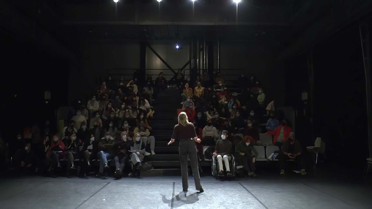 Cristina Alcázar impartiendo un curso de interpretación
