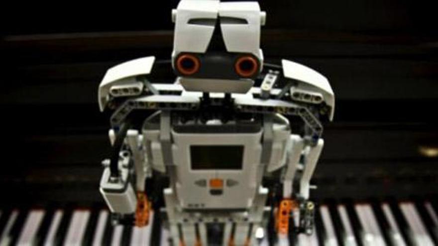 Uno de los robots desarrollados por un grupo de investigación de la Universidad de Málaga, capaz de reconocer y localizar canciones al ser silbadas o tarareadas.