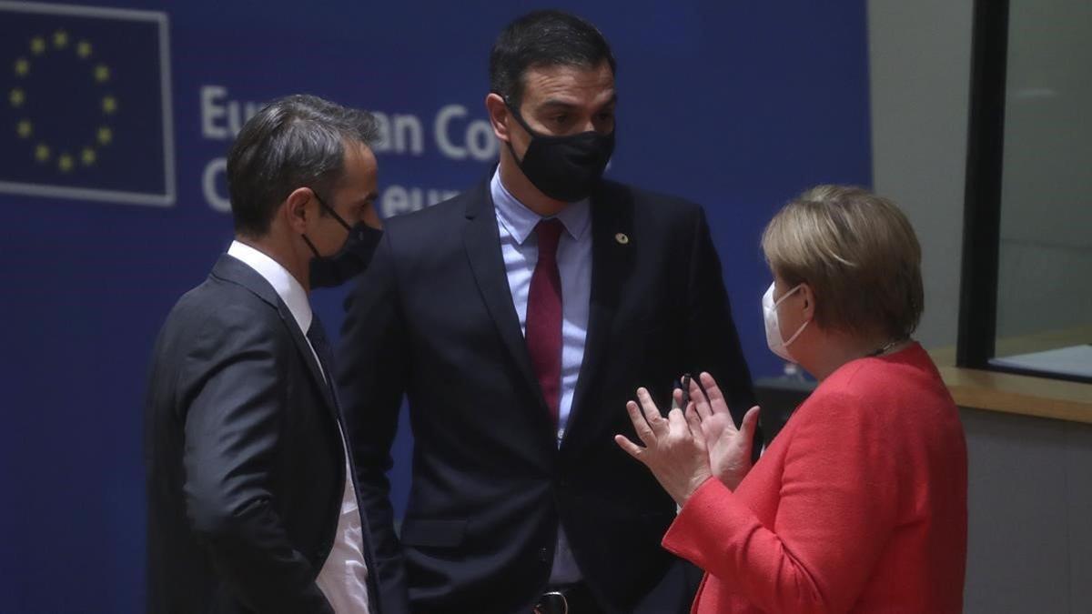 Pedro Sánchez con Angela Merkel y Kyriakos Mitsoakis en la cumbre de Bruselas.