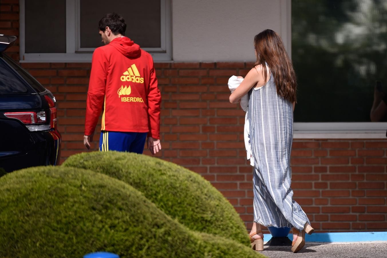Sara Carbonero e Iker Casillas en su salida del hospital junto a Lucas