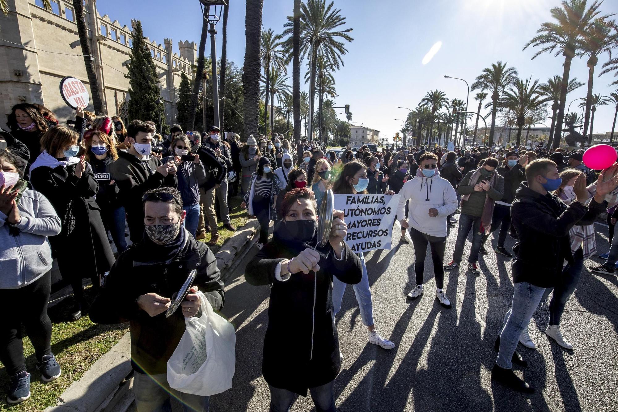 Un millar de restauradores cortan las Avenidas en su protesta ilegal por las restricciones