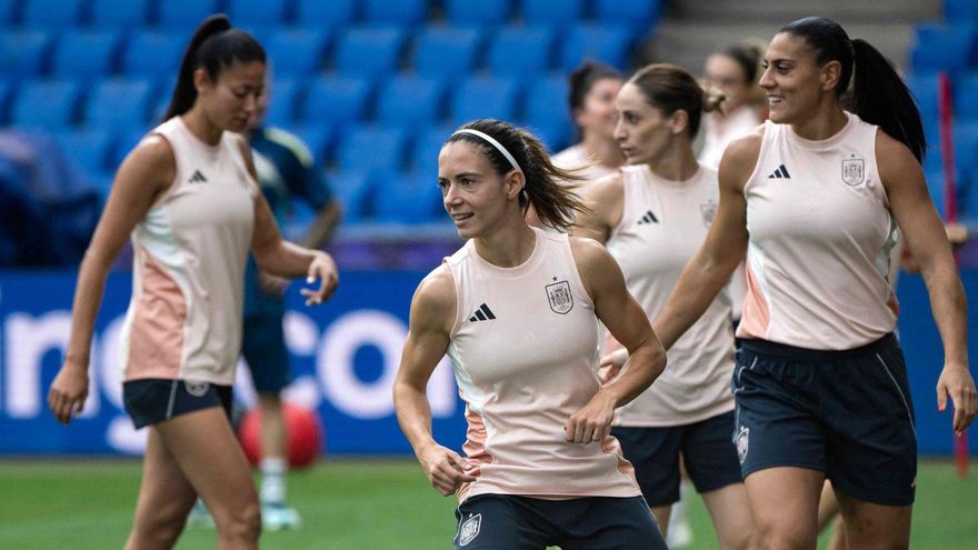 Aitana Bonmatí, en primer pla, a l’entrenament d’ahir de la selecció espanyola abans de la final. | MIGUEL MEDINA / AFP
