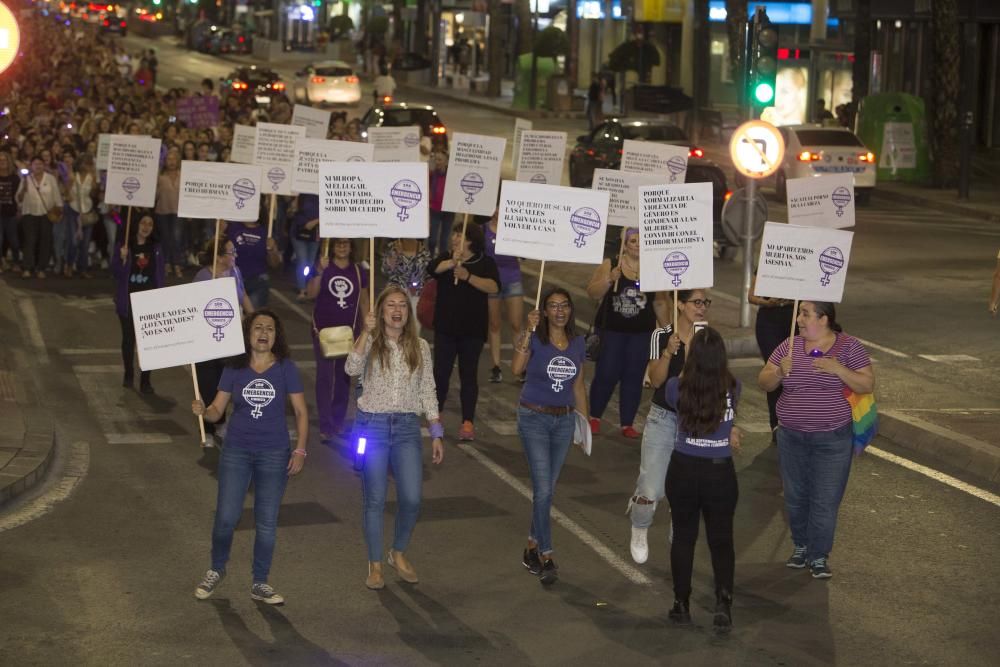 “No es no, lo demás es violación” y “La tumba del machismo, Alicante será”, son algunas de las consignas que se escuchado por las calles de la ciudad