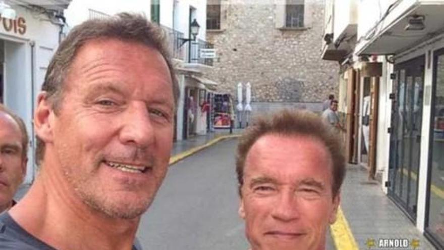 Arnold Schwarzenegger hace campaña presidencial en Ibiza